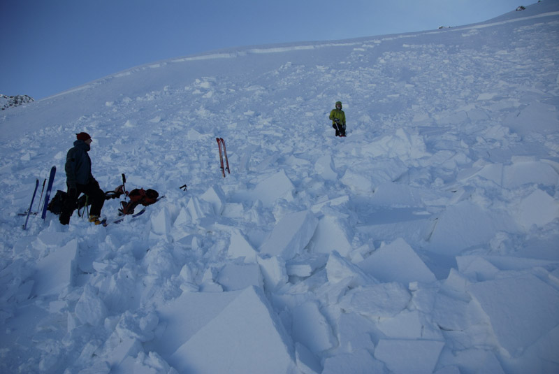 Plaque à vent déclenchée accidentellement sous les Pointes de la Porte
d’Église. Vue sur le dépôt, avec une accumulation de blocs compacts
(neige ventée).