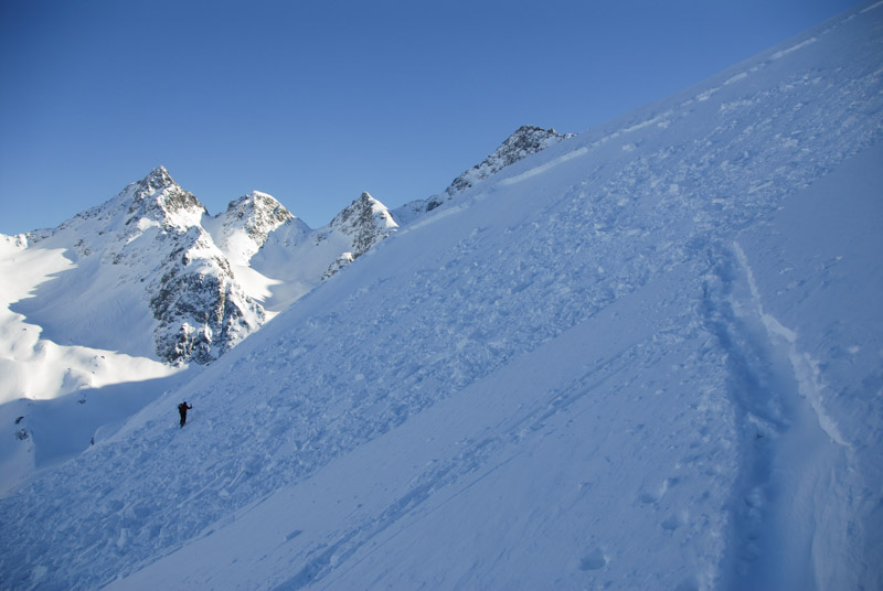 Plaque à vent déclenchée accidentellement sous les Pointes de la Porte d’Église : vue générale depuis la trace, avec la zone de départ et la fracture, ainsi que la zone de dépôt.