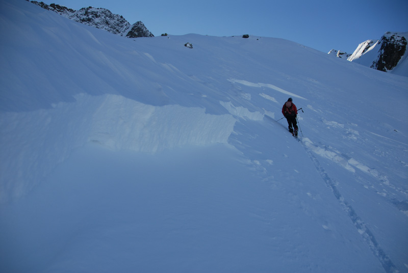 Plaque à vent déclenchée accidentellement sous les Pointes de la Porte d’Église. Vue sur la fracture (environ 40 cm et 43° de pente).