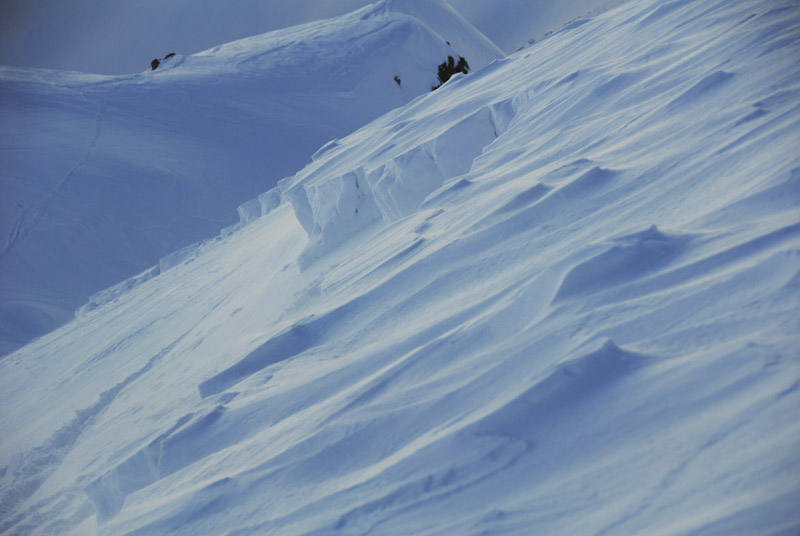 Plaque à vent déclenchée accidentellement sous les Pointes de la Porte
d’Église. Vue juste dessus. On note les sastrugis et leur orientation
indiquant que le vent vient de la droite, d’où le dépôt instable à
gauche.
