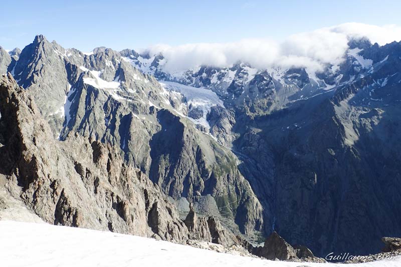 Le front du glacier blanc en juillet 2016, vu depuis le glacier des
Violettes . Avec la pointe de la Grande Sagne à gauche, et la montagne
des Agneaux, à droite, dans les nuages.
