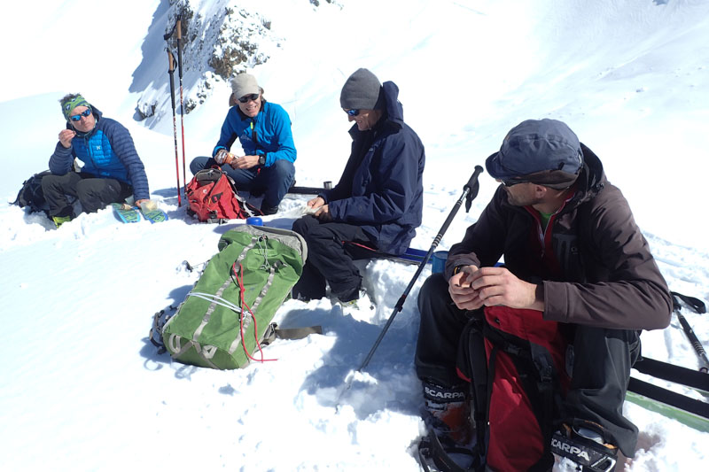 Pause casse-croûte au sommet d’un petit dôme sous les pointes de la Porte d’Église.