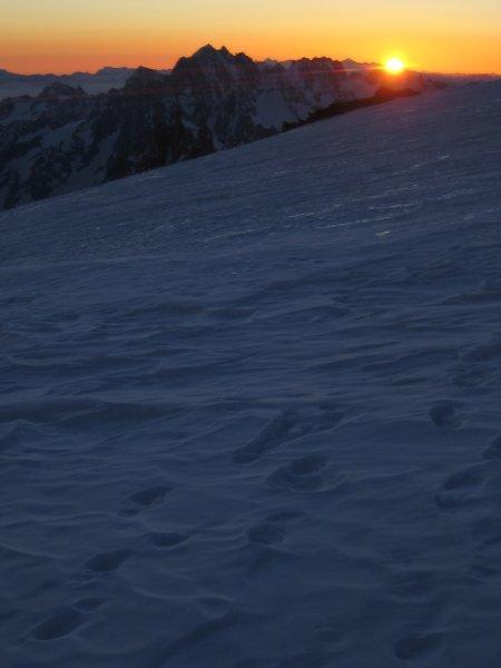 Lever de soleil sur l’épaule du Dôme du Goûter.
