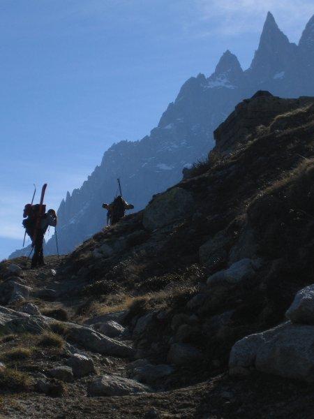 Approche à pieds sous l’Aiguille du Midi.