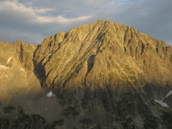 La face est de la Tête de la Muraillette dans le Soleil matutinal ; l’arête sud-est se découpe sur son ombre. Le sommet du premier ressaut sur lequel nous sommes parvenus est bien visible.