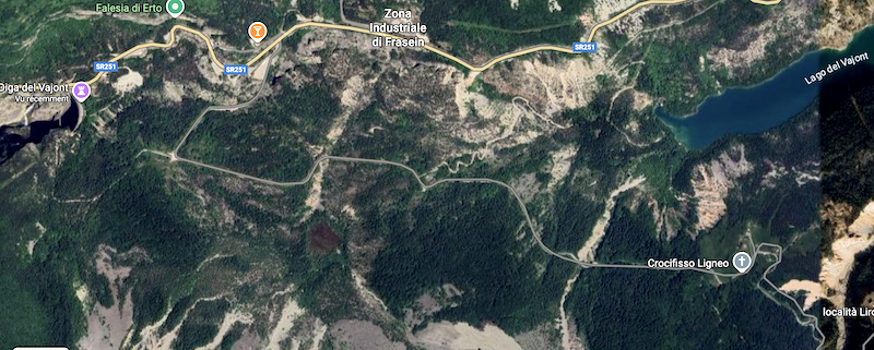 Image satellite (Google Map) du barrage du Vajont (à gauche) et de la colline en amont (au centre, entre le lac et le barrage).