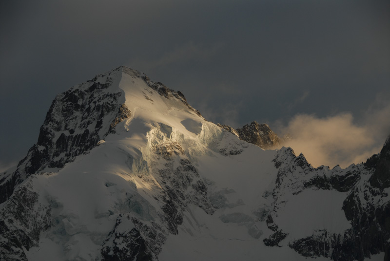 Mai 2014, mont Dolent dans le soleil couchant.Coup de projecteur