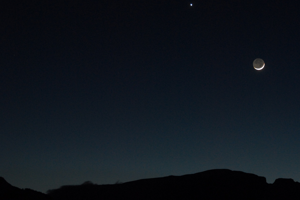 Premier croissant de Lune le 20 février 2015 à 20h15 dans le Champsaur. On voit la lumière cendrée. Le point brillant est la planète Vénus.