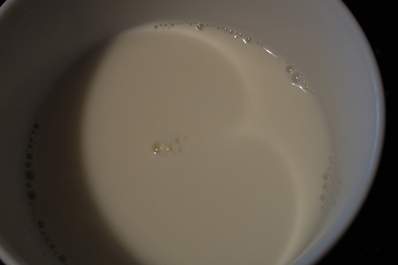 Néphroïde. La paire de fesses « brillante » est une caustique, une concentration de lumière suite à la réflection de l’éclairage de la cuisine sur les parois internes de la tasse.