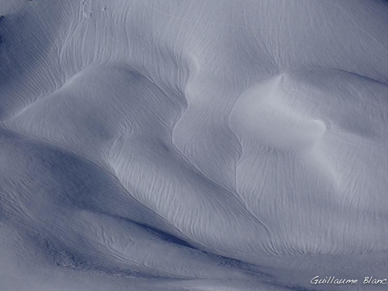 La pluie a façonné le manteau neigeux.