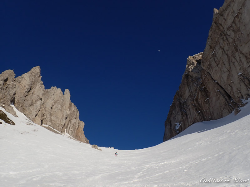Descente du col des Aiguilles, versant ouest. Entre deux aiguilles de
roche. La Lune veille.