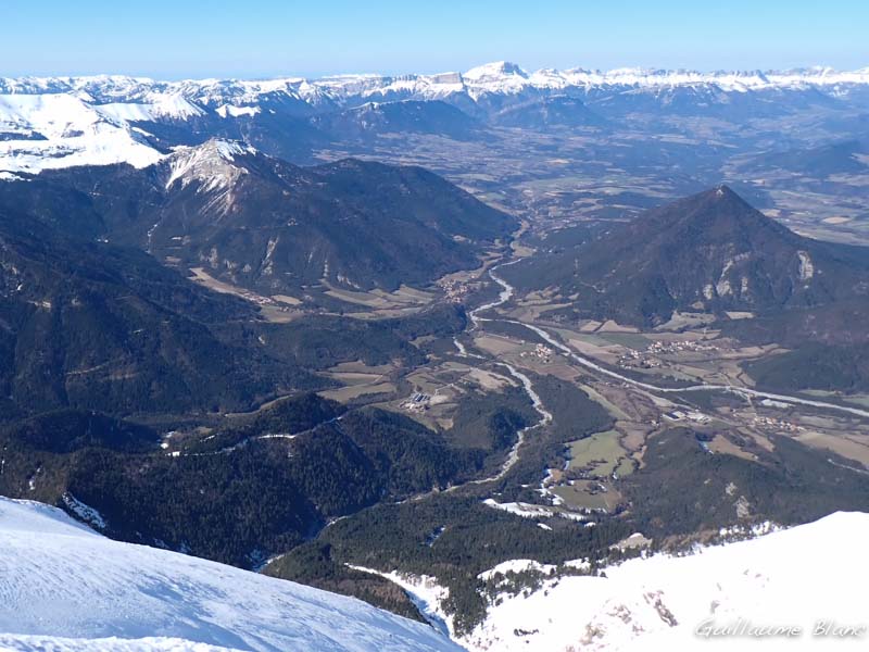 La cuvette du Triève entre les murailles du Dévoluy et du Vercors, au
fond.