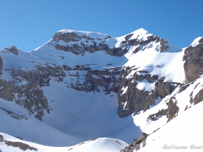 La dépression du Gouturier en haut du vallon du Grand Villard en face
est du Grand Ferrand. Le chourum Olympique traverse les deux barres
rocheuses par l’intérieur pour déboucher sur le plateau sommital.