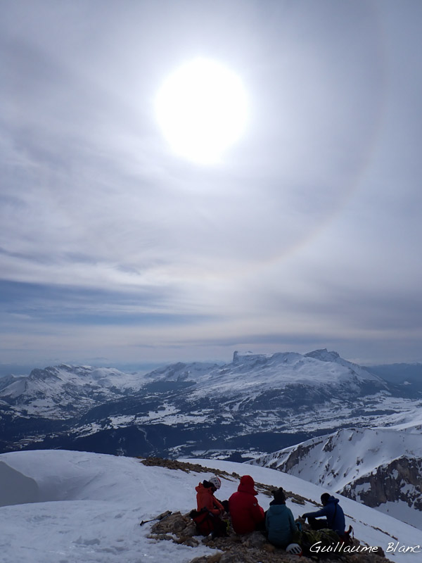 Petit halo depuis le sommet de la tête de Lapras, à l’aplomb du
plateau de Bures.