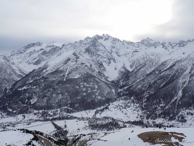 La vallée de la Guisane, en contre-bas. Le hameau du Casset et le
vallon du Petit Tabuc. La Montagne des Agneaux au fond.