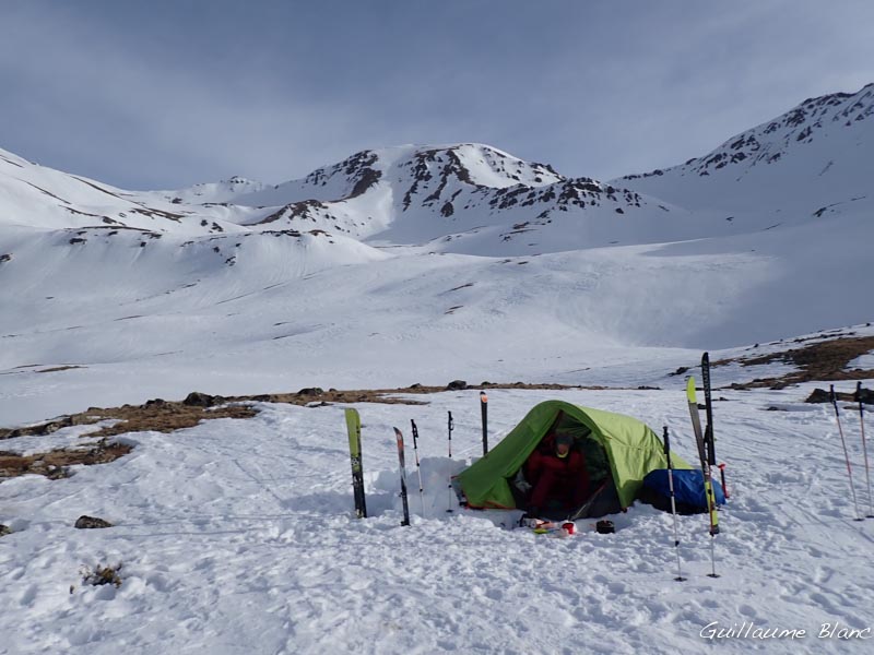 Le camp, sous le col du Raisin et la crête du Chardonnet.