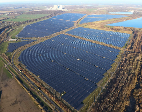 La centrale solaire de Witznitz (Saxe Allemande près de Leipzig) est la plus
puissante d’Europe (605 MWc répartis sur 500 ha).  Source : Révolution Énergétique.