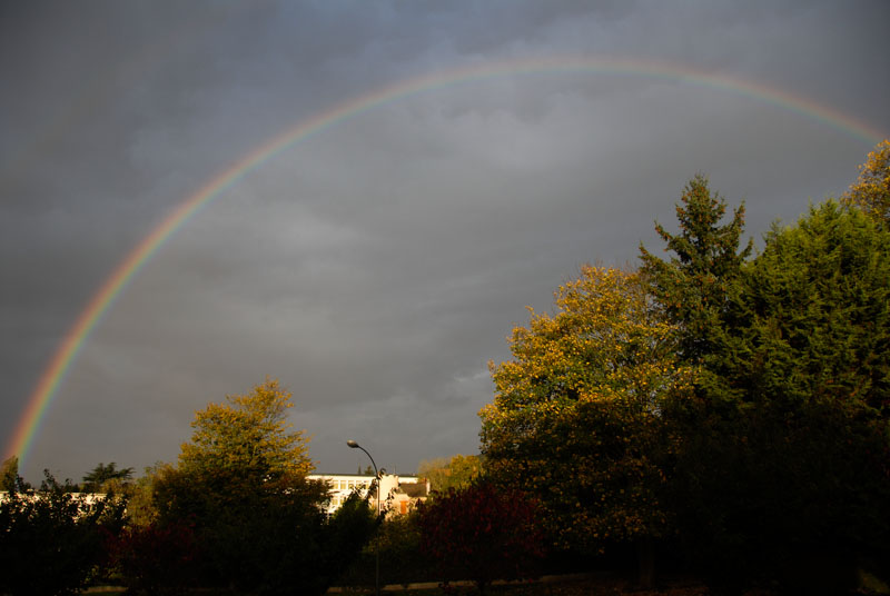 Arc-en-ciel au lever du soleil un jour d’automne (fin octobre 2013), à Palaiseau.