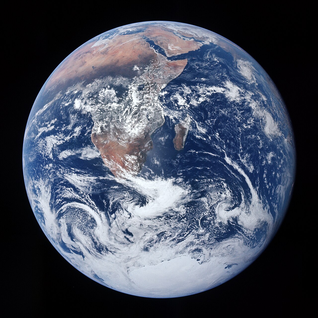 Première photo de la Terre en entier et complétement éclairée prise en
1972 par l’équipage d’Apollo 17 à 45 000 km. Source : Wikipédia.