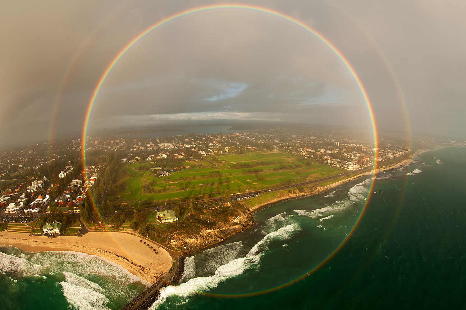 Un « cercle-en-ciel » vu du ciel. Source : oskarslidums sur le forum reddit.
