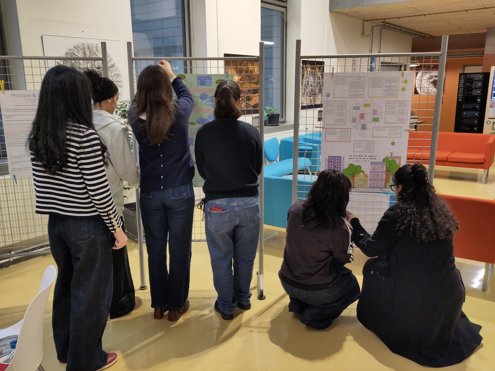 Accrochage des posters.