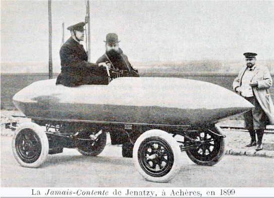 La première automobile à franchir les 100 km/h (29 avril 1899) était une voiture électrique, la Jamais-Contente ! Source : wikipédia.