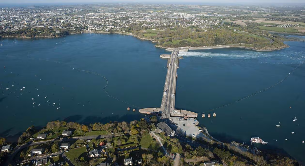 L’usine marémotrice de la
Rance
entre Saint Malo et La Richardais sur l’estuaire du fleuve côtier La
Rance. Source : Ouest France.