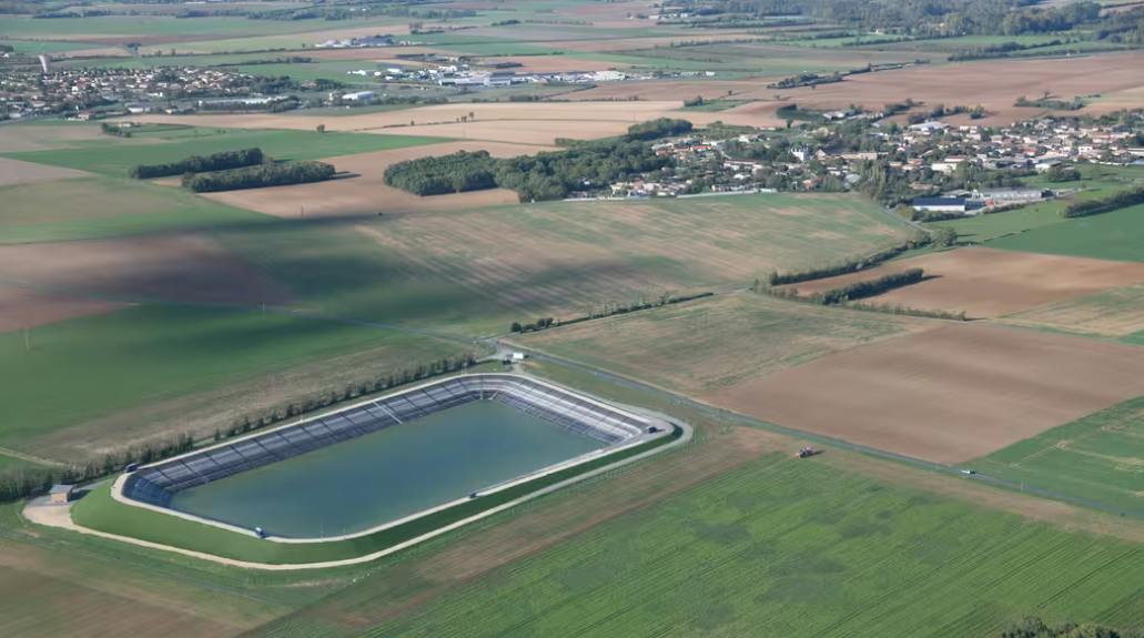 Une retenue d’eau — mégabassine — à Mauze sur le Mignon (Deux-Sèvres) à destination de
l’irrigation agricoles, le 26 octobre 2022.
Source : FranceInfo.