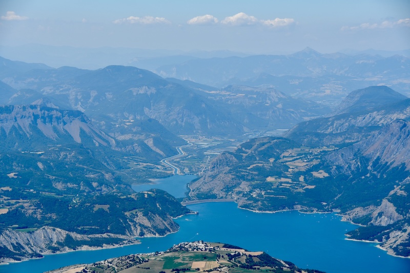 Vue sur le barrage et le lac de Serre-Ponçon dans les Hautes-Alpes
depuis le sommet du pic du Morgon. Photo : G. Blanc.