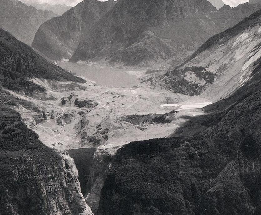 Catastrophe du barrage du Vajont en
Italie dans les
Dolomites : le 9
octobre 1963 un glissement de terrain vide le lac à peine rempli. La
vague générée
rase le village de Longarone en aval du barrage faisant 1900 victimes.