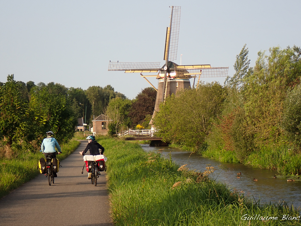 Piste cyclable, canal et moulin